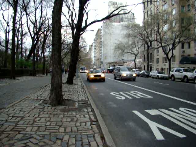 Auf M4 ist ein GMC-RTS (Rapid Transit Series) am Central Park/Fifth Avenue, zum Schlu rast noch ein  Motor Coach Industries (MCI) vorbei. Aufgenommen am 12.04.08