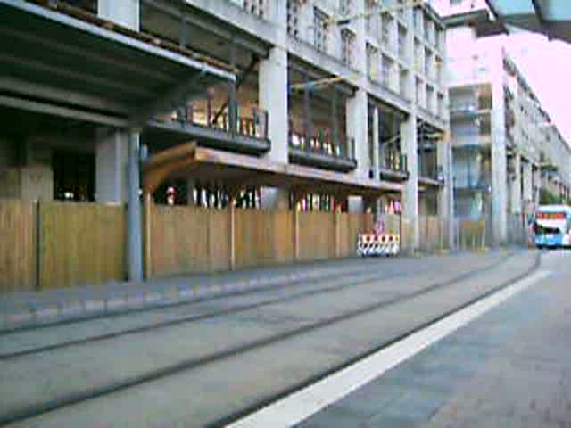 Dieses Video zeigt einen MAN Erdgasbus an der Haltestelle Saarbrcken Hauptbahnhof. Das Video wurde am 25.09.2009 aufgenommen.Der Laute Ton ist Baustellen Lrm von der Saar Galerie.