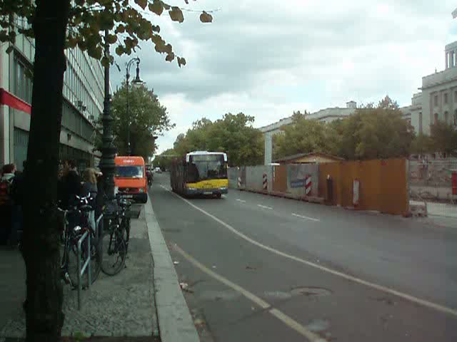Ein Bus der BVG am 2.10.08 auf der Strae  Unter den Linden  :