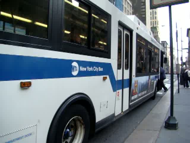 Ein Orion 7 Bus der New Yorker MTA an der New York Public Library. Aufgenommen am 08.04.08