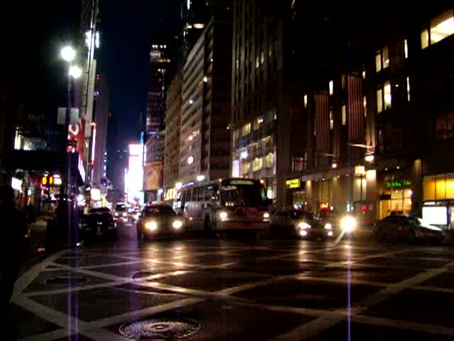 Natrlich werden auch nachts Videos von New Yorker bussen gemacht. Hier GMC-RTS (Rapid Transit Series) aufm Broadway/Times Square. Aufgenommen am 12.04.08