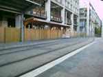 Dieses Video zeigt einen MAN Gelenkbus. Das Video wurde am 25.09.2009 an der Haltestelle Hauptbahnhof aufgenommen.Der Laute Ton ist Baustellen Lärm von der Saar Galerie.