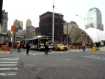 new-york-city-mta/117/eine-menge-busverkehr-direkt-am-ground Eine menge Busverkehr direkt am Ground Zero (WTC-Path), zuerst ein Orion 7 als M1, dann ein MCI Cruiser als X Bus und zu guter letzt wieder ein Orion 7 als BM4 Richtung Midtown. Aufgenommen am 08.04.08