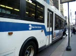 Ein Orion 7 Bus der New Yorker MTA an der New York Public Library.