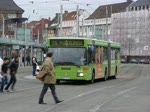 Wg.4620 vom Typ MB O405GN2 der BSAG macht Werbung f�r das BON Ticket auf der Linie 26 zur Huckelriede verl�sst den Hbf.