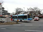 Wg.4213 vom Typ Solaris Urbino 12 der BSAG macht Werbung f�r Bremen B�der auf der Linie 33 nach Sebaldsbr�ck. Hierbeim verl�sst der Hst. Horner Kirche.