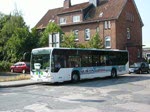 Wg.873 vom Typ MB Citaro � mit Werbung f�r Steffens auf der Linie 1001 nach Duhnen und Wg.718 vom Typ MB O405N1 der KVG mit Werbung f�r E.Check auf der Linie 1002 nach Sahlenburg am Bf.Cuxhaven.