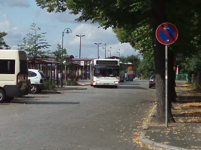 Vier Neieverkehrbusse fahren am 08.09.08 am Forster Busbahnhof los .