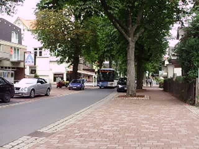 aufgenommen am 24.07.10
in bad harzburg
auf der herzog wilhelm str
bus der kvg-braunschweig
standort bad harzburg

ein setra-s415nf linienbus
glaube ich