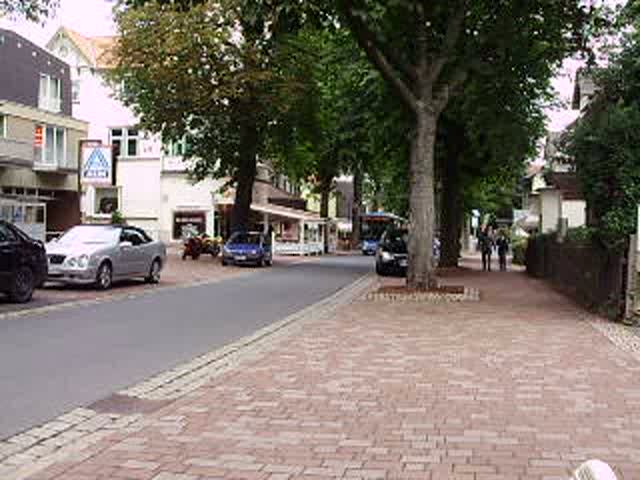 aufgenommen am 24.07.10

in bad harzburg
auf der herzog wilhelm str
ein bus der kvg-braunschweig
standort bad harzburg

ein setra-s 415 nf linienbus
glaube ich