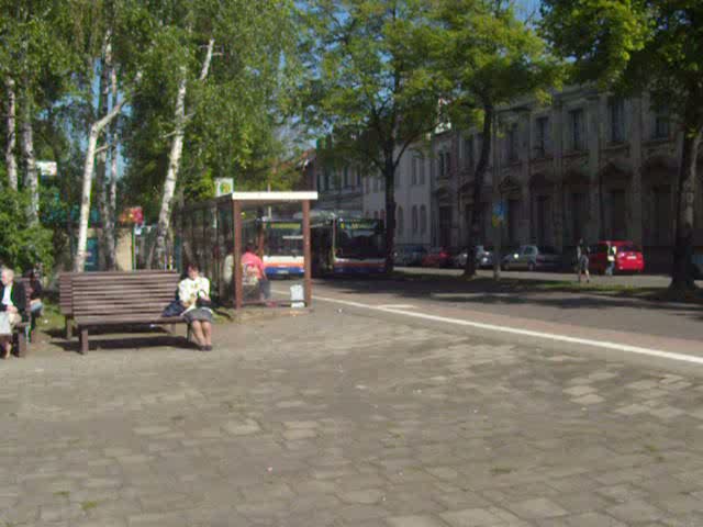 BLK-V1003, ein MAN Lion´s City, fhrt von seiner Pausenstellung im berlandhaltestellenbereich des Weienfelser Busbahnhofes zu seiner Abfahrtshaltestelle, um den Busbahnhof auf der Stadtverkehrslinie 8 Richtung Kaserne - Lassalleweg zu verlassen. Auch zu sehen ist der sich in Pausenstellung befindende WSF-VV93, um den die  1003   herum  fhrt.