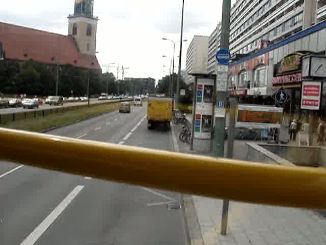 Busmitfahrt im Bus M48 nach Berlin Zehlendorf Busseallee. Hier zwischen den Haltestellen Berlin S+U Bahnhof Alexanderplatz und Marienkirche. Es war ein Doppeldecker Lion's City