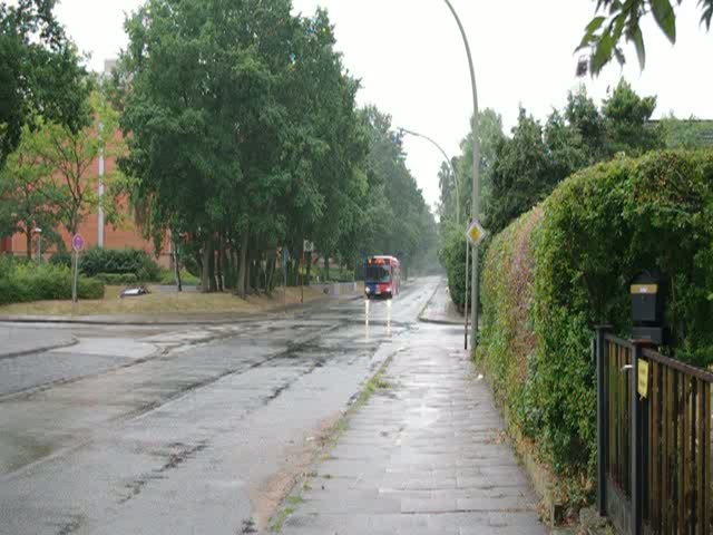 Citaro(Facelft)G mit der Nummer 7906 der Hamburger Hochbahn erreicht am 28.Juli 2010 im strmenden Regen die Endhaltestelle der Linie 10, Glatzer Strae 

