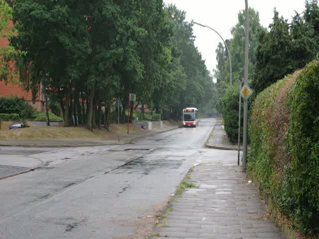 Citaro(Facelft)G mit der Nummer 7915 der Hamburger Hochbahn erreicht am 28.Juli 2010 im strmenden Regen die Endhaltestelle der Linie 10, Glatzer Strae 