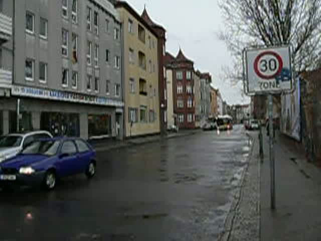 Die Bus- und Straenbahnlinien, die den Bahnhof Kpenick normalerweise in der Bahnhofstrae unterqueren, konnten heute wegen Einbau einer neuen Fernbahnbrcke nicht durchfahren. So fuhren, was ungewhnlich ist, Busse durch die Borgmannstrae. 18.3.2007