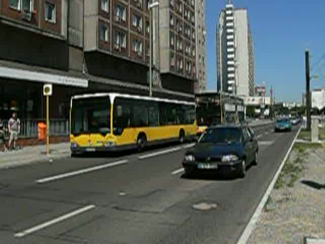 Doppeldecker bei der Ausfahrt am Alexanderplatz. 10.6.2007