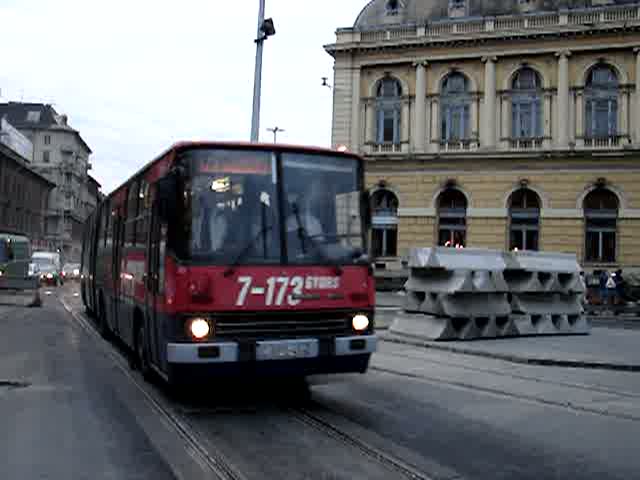 Ein Ikarus 260 am Bahnhof Keleti plyaudvar. Aufgenommen am 20.10.2007