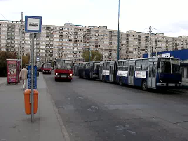 Ein Ikarus 260 bei der Endhaltestelle der M2 rs vezr tere. Aufgenommen am 20.10.2007