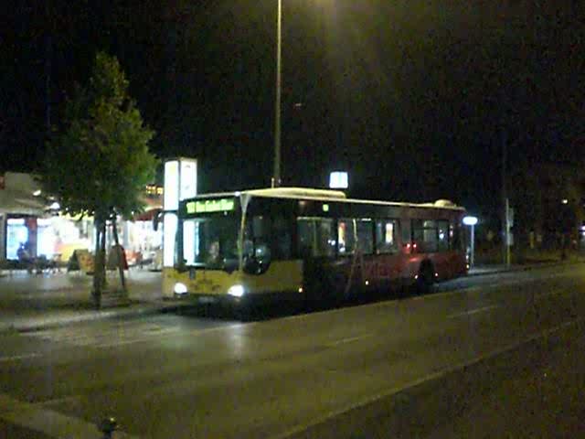 Ein Mercedes-Citaro Dreitrer auf der Linie 147 am Berliner Hauptbahnhof um 23:50 Uhr.
