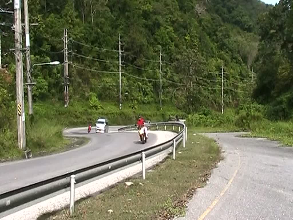 Ein Nissan UD kmpft sich mit sehr verdchtigen Geruschen am 04.Nov. 2011 den Berg bei Kammala empor.

Konnte keine Fahrzeugvideos.eu/.de Seite finden, weshalb ich das Viedeo einfach mal hier hochgeladen habe.
