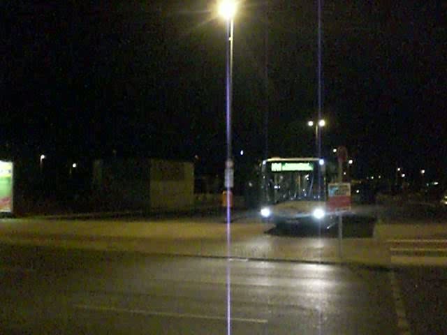 Ein Solaris-Gelenkbus auf der Linie M41 am Hauptbahnhof. Dieses Video habe ich um etwa 23.45Uhr aufgenommen.