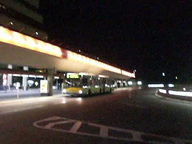 Ein Solaris-Gelenkbus auf der Linie X9 am Flughafen Tegel um 22:30 Uhr.