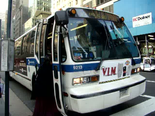 GMC-RTS (Rapid Transit Series) an der New York Public Library / Fifth Avenue. Aufgenommen am 08.04.08