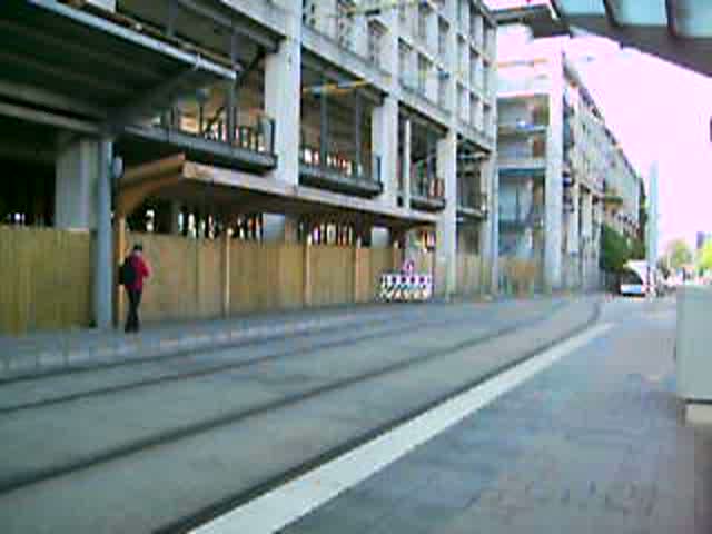 Hier ist ein MAN Gelenkbus zu sehen. Die Aufnahme des Videos war der 25.09.2009.Der Laute Ton ist Baustellen Lrm von der Saar Galerie.