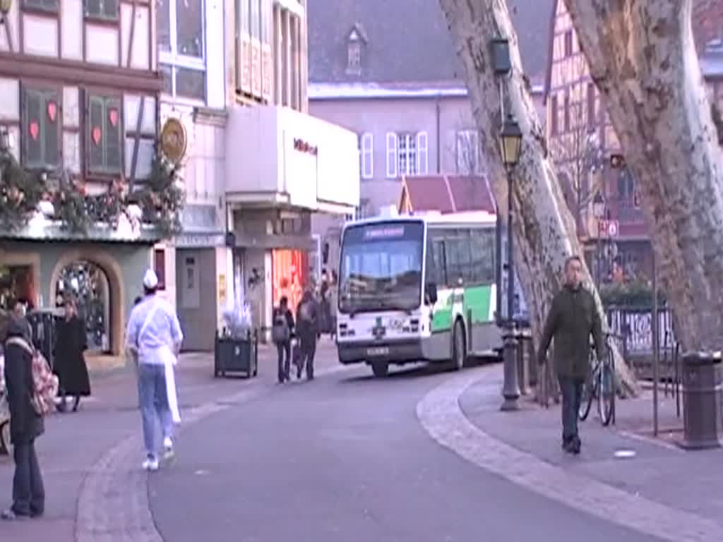 Kleiner Van Hool A 508 am Unterlinden Platz in Colmar am 21/12/07.