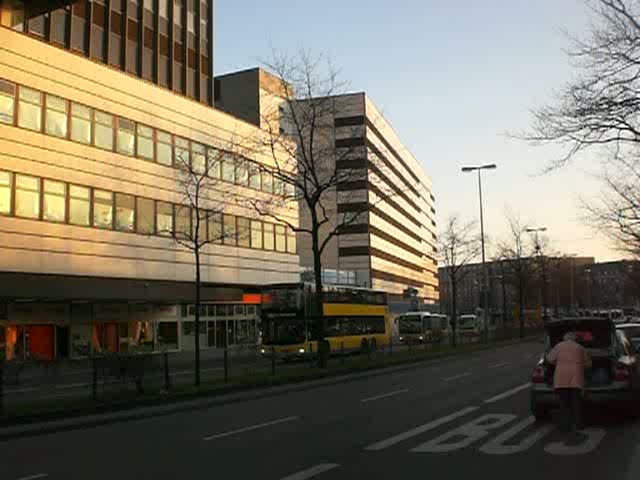 MAN-Doppeldecker auf der Linie M85 nach Hauptbahnhof,ein Mercedes-Citaro auf der Linie 188 nach Appenzeller Strae und ein Mercedes-Citaro auf der Linie 283 nach S-Bahnhof Marienfelde am S+U Bahnhof Rathaus Steglitz.(2.4.2010)