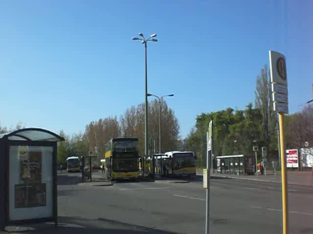 MAN-Doppeldecker auf der Linie X11 nach S-Bahnhof Lichterfelde Ost und Solaris-Gelenkbus auf der Linie M11 nach U-Bahnhof Oskar-Helene-Heim am S-Bahnhof Schneweide/Sterndamm.(25.4.2010)