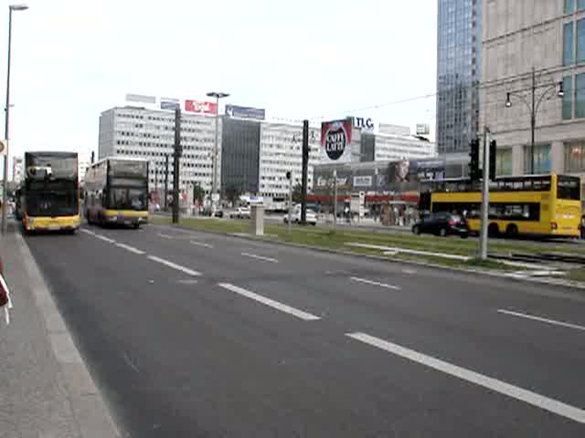 MAN Doppelstockbus mit Verliebt in Berlin Werbung. Aufgenommen am Berliner Alexanderplatz