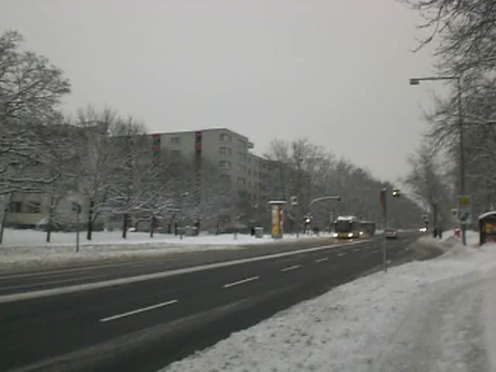 MAN Niederflurbus Lions City (Wasserstoff) auf der Linie X49 nach Staaken Hahneberg an der Haltestelle Reimerweg.