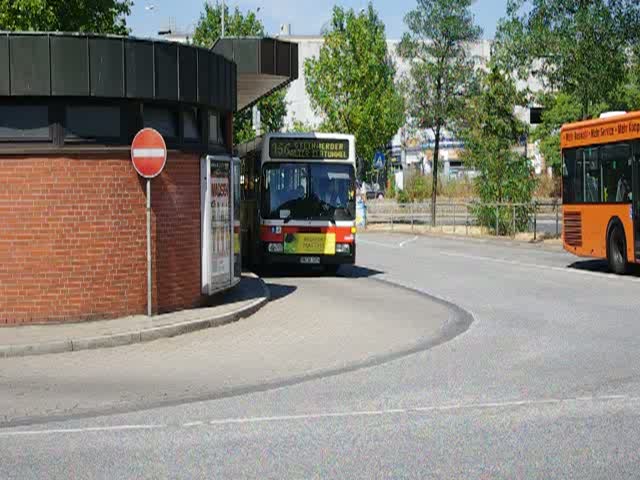 MB O405N1 der SBG mit der Nummer 8220 verlässt am 19.Juli 2010 die Haltestelle S Wilhelmsburg auf der Linie 156 nach Altenwerder, Alter Elbtunnel