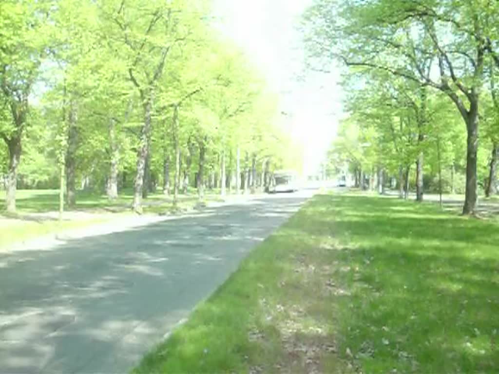 Mercedes Bus der Linie 70 in Leipzig, in der Nhe des Vlkersschachtdenkmal. 23.04.11