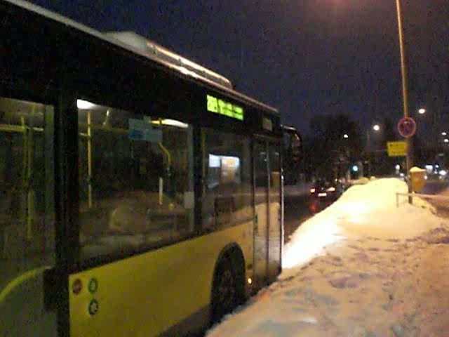 Mercedes-Citaro auf der Linie 269 nach Müggelschößchenweg und Mercedes-Gelenkbus auf der Linie 108 nach S+U Bahnhof Lichtenberg an der Haltestelle Chemnitzer Straße/Jägerstraße.(14.2.2010)
