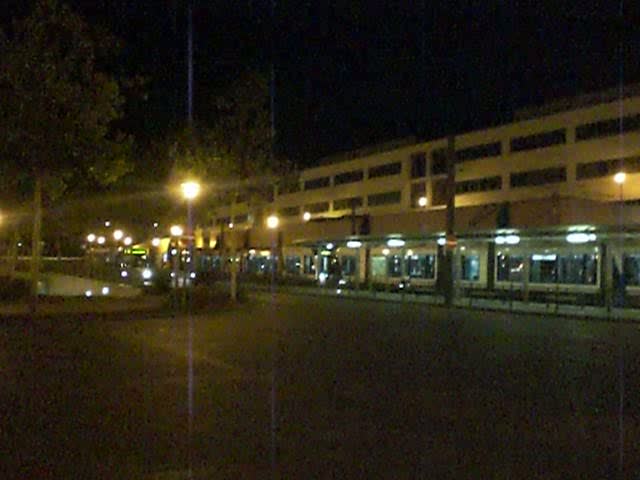 Mercedes-Eindecker auf Betriebsfahrt am Potsdamer Hauptbahnhof.