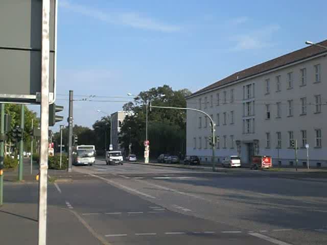 Mercedes-Eindecker auf Betriebsfahrt und die Straenbahnlinie 96 am Potsdamer Hauptbahnhof.