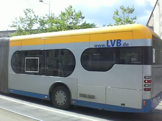 Mercedes-Gelenkbus auf der Linie 70 nach Connewitz Kreuz an der Haltestelle Altes Messegelände.(25.8.2010)