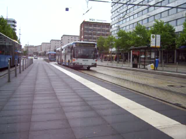 Mercedes O405GN und eine Variobahn befahren die Doppelhaltestelle  Roter Turm  in Chemnitz. Ich wusste nicht, wo ich es hinspielen sollte, deswegen gibts das gleiche Video nochmal bei bahnvideos.eu