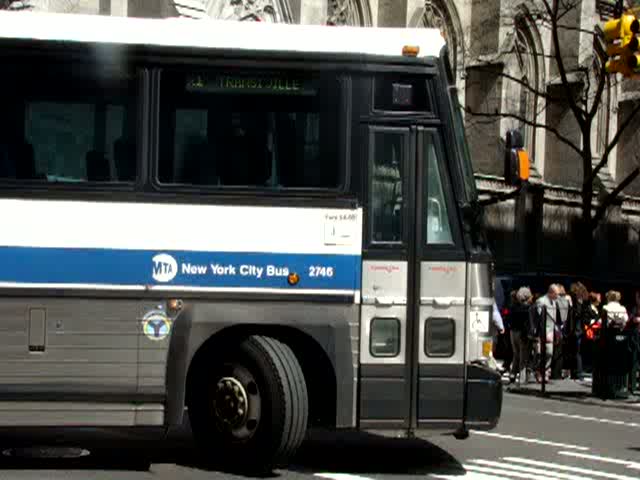 Motor Coach Industries (MCI) D 4500 an der St. Patrick’s Cathedral am 10.04.08