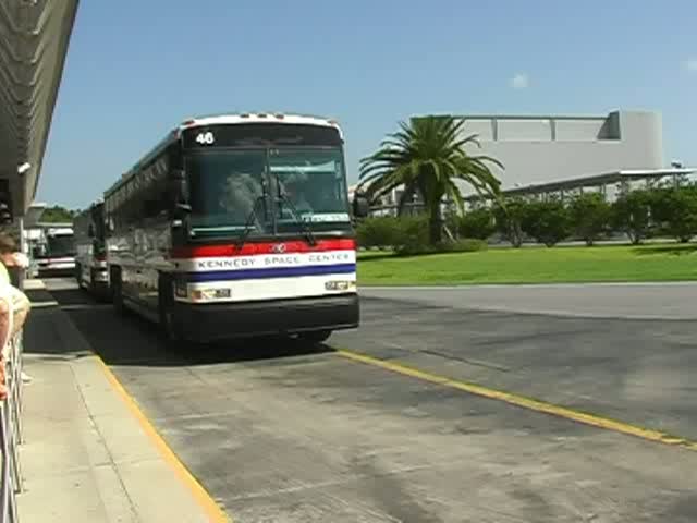 Motor Coach Industries (MCI) D4500 eingestellt beim Kennedy Space Center in Florida, Wagen # 46. Die Busse bringen die Besucher auf den Areal des Kennedy Space Center zu den verschiedenen Besichtigungspunkten. Aufgenommen wurde der Bus bei der Abfahrt am Besucherzentrum am 2. Oktober 2008.