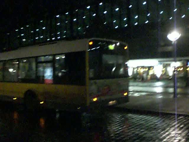 Solaris-Gelenkbus auf der Linie M45 nach Johannesstift und ein MAN-Doppeldecker auf der Linie 100 nach S+U Bahnhof Alexanderplatz am S+U Bahnhof Zoologischer Garten.