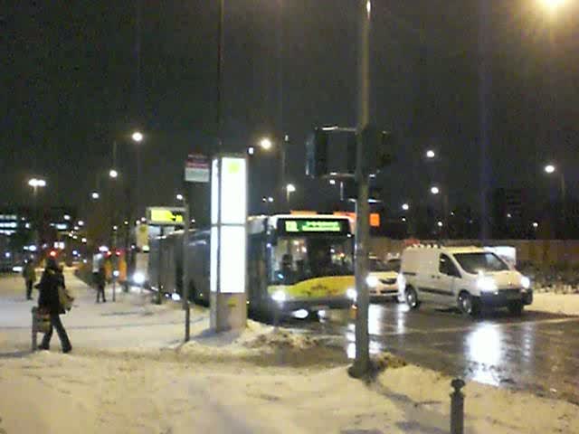Solaris-Gelenkbus auf der Linie TXL nach S+U Bahnhof Alexanderplatz und MAN-Doppeldecker auf der Linie M85 nach S-Bahnhof Lichterfelde Süd am Hauptbahnhof.(28.1.2010)