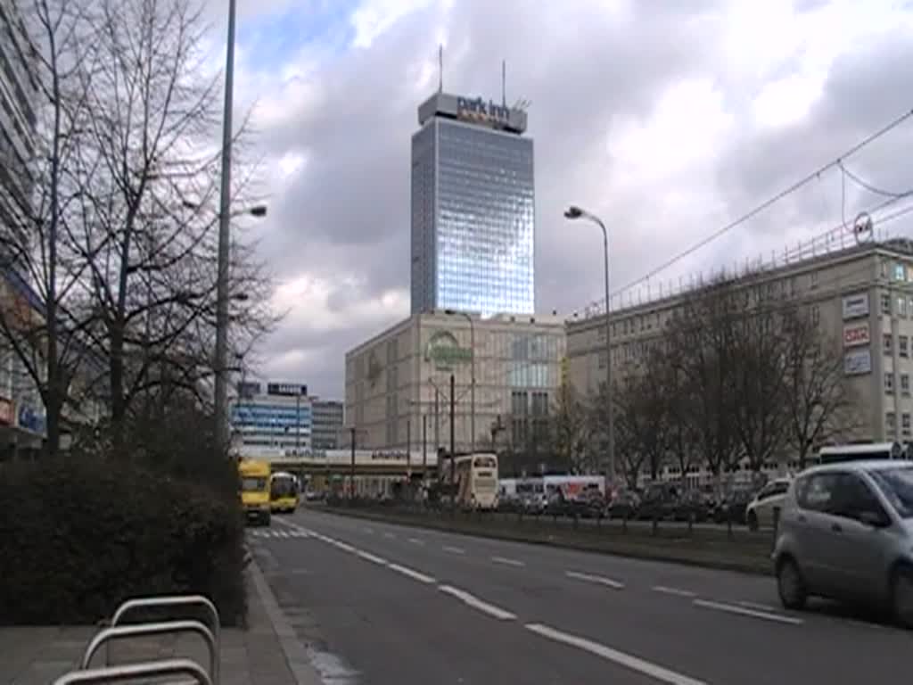 Solaris Urbino und Lions City auf der Karl-Liebknecht-Strae, Berlin Alexanderplatz, 26.2.2012