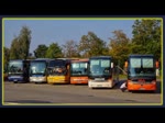 Reiseveranstalter warten mit ihren Bussen (MAN, NEOPLAN, SETRA, VOLVO) nahe des Müritzseums in Waren Müritz auf ihre Reisegruppen.