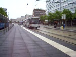 Mercedes O405GN und eine Variobahn befahren die Doppelhaltestelle  Roter Turm  in Chemnitz.