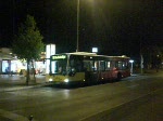 Ein Mercedes-Citaro Dreitürer auf der Linie 147 am Berliner Hauptbahnhof um 23:50 Uhr.
