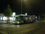 Ein Mercedes-Citaro Dreitrer auf der Linie 147 am Berliner Hauptbahnhof um 23:50 Uhr.