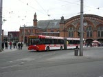 BSAG Wg.4726 vom Typ Solaris Urbino 18 mit Klingenberg Werbung auf der Linie 24 nach Rablinghausen und Wg.4512 vom Typ MAN NG mit BOB Werbung auf der Linie 25 zum Weidedamm verlassen den Hbf. 